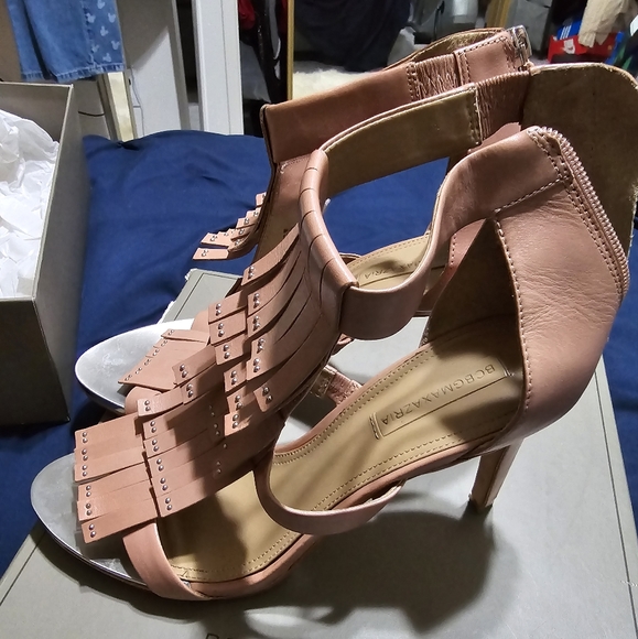 BCBG 4INCH HEELS - Picture 3 of 9